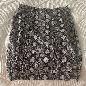 Elegant Monochrome Snake Print Pencil Skirt